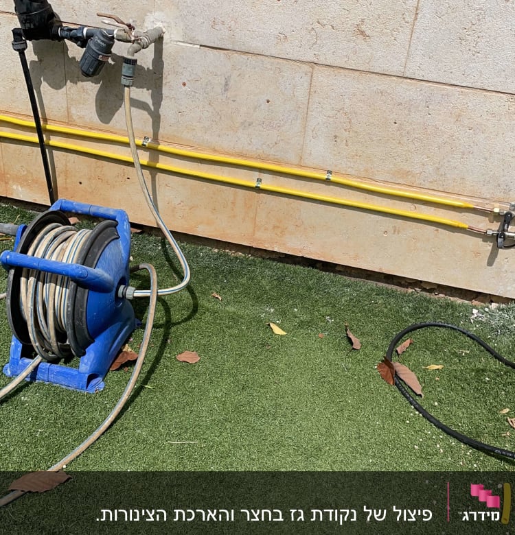 צינור גז צהוב מחובר לקיר עם גלגלת כבל